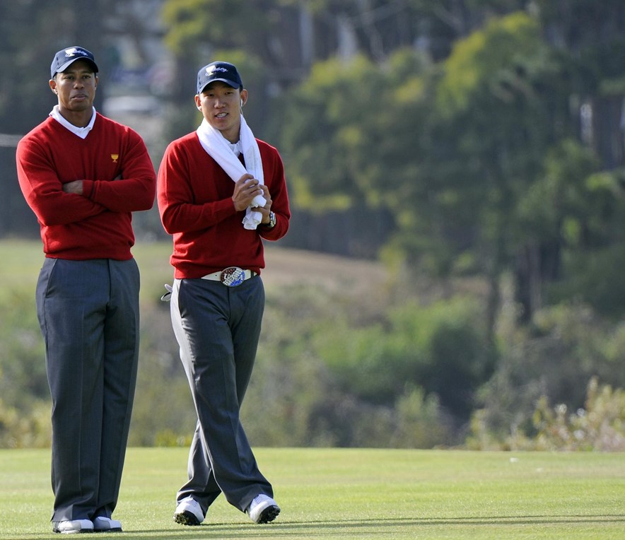 Anthony Kim en Tiger Woods tijdens de President's Cup in 2009